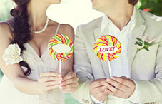 Wedding couple with lollipops
